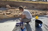 Noemí Sánchez en pleno trabajo de restauración.