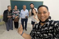 Alex Díaz junto a alguno de sus alumnos de Trovo en la Alpujarra.