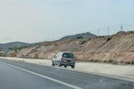 El vehículo abandonado en plena autovía de Almería.