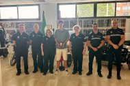 Entrega de un reconocimiento al joven que persiguió a un ladrón en pleno centro de Almería.