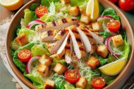 Pollo y ensalada para el almuerzo