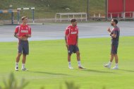 Marko Perovic y Alejandro Pozo con Álvaro Cano en el campo Anexo. Édgar González, que también saldrá del club, no estuvo en el césped.