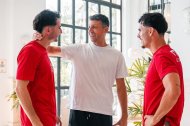 Mikel Vesga saludando a Jon Morcillo y Álex Sola nada más llegar a la concentración del Almería en Marbella.