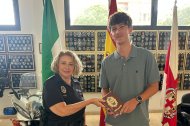 Luis recibe una metopa de la Policía Local de manos de la intendente principal jefa accidental, Carmen María Martínez, en agradecimiento a su acto.