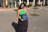 La almeriense posa con su proyecto calificado con matrícula de honor.
