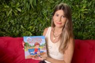 La docente y escritora Nuria García posa con su libro en la sede de Círculo Rojo.