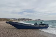 Una narcolancha abandonada en la playa de Las Marinicas de Carboneras.