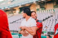 Nelson Monte abrazado por Leo Baptistao en el césped del Nuevo Arcángel.