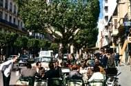 Típica terraza de un café del Paseo a finales de los años 60 con el camarero en perfecto estado de revista.