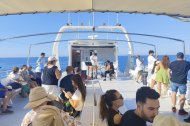 La banda Radio Crooner, sobre el catamarán Estrella Fugaz.