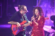 Pastora Soler, con un vestido de Sergi Real durante su concierto del sábado en el Teatro Auditorio de Roquetas de Mar.
