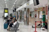 Pasajeros esperan noticias del vuelo de Almería a Madrid, que finalmente ha sido cancelado por el temporal.