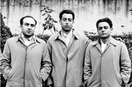 Pepe Calixto (a la izquierda), vestido con gabardina junto a dos amigos en un domingo de invierno.