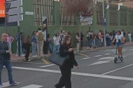 Varias decenas de usuarios esperando al autobús a primera hora de la mañana en La Salle.