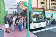 Varias decenas de usuarios a primera hora de este martes en la parada junto a La Salle.