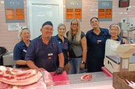 Francisco Hernández rodeado de parte de sus compañeras del supermercado Día de calle de los Picos.