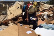 Un inmigrante busca sus enseres entre los restos de las chabolas derruidas en el asentamiento de "Tierras de Almería", en junio de 2015.