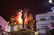 Impresionante imagen del Santísimo Cristo de La Luz durante la ofrenda de 900 docenas de cohetes de la Peña El Cohete.