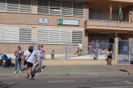Trasiego de familias, en el CEIP Rafael Alberti.