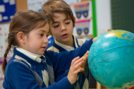 Unos alumnos del Colegio Diocesano investigan un globo del mundo.