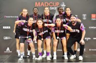 El cadete femenino posando con el trofeo de Subcampeón de la MADCUP en Alcalá