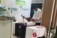 Un cocinero cortando jamón en uno de los expositores de la Expolevante-Níjar.