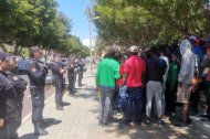 Migrantes protestan frente a la Comisaría de Policía Nacional en Almería.