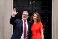 Keir Starmer y su esposa Victoria Starmer, en la sede del Gobierno británico, tras la jornada electoral.