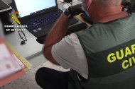 La Guardia Civil se ha llevado numeroso material informático para su investigación.