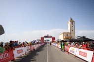 Espectacular imagen de la llegada de la etapa de La Vuelta Ciclista a España a Cabo de Gata.