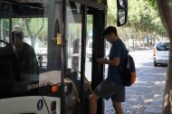 Un jóven que se encontraba subiendo a uno de los autobuses de Surbus para dirigirse a su destino.