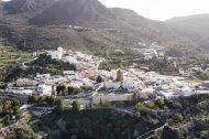 Una toma aérea de la localidad de Turrillas colgando de Sierra Alhamilla. / CLV