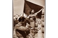 La mliciana anarquista Ana Garbín Alonso (Almería, 1915- Beziers, 1977) en la mañana del 25 de julio de 1936 en la calle Hospital, en Barcelona.