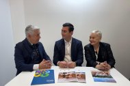 El alcalde de Níjar, José Francisco Garrido, y la concejal de Turismo y Playas, Pilar Fenoy, con José María Villalón, presidente de la FEFN.