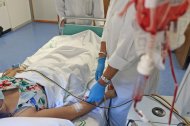 Un donante de médula ósea en pleno proceso de donación.