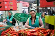 Mujeres  en un almacén hortofrutícola.