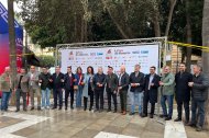 Autoridades políticas, directivos de La Voz y colaboradores del evento posando en La Rambla.