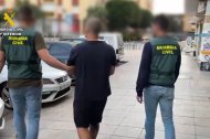 Dos agentes de la Guardia Civil escoltan al hombre detenido por difundir mensajes de odio en Internet.