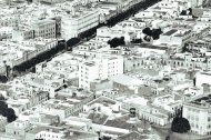 El edificio Reyes Católicos destacaba por su altura en aquella Almería horizontal que a comienzos de los años 60 empezaba a transformarse. La idea de sus promotores era levantar nueve plantas, aunque tuvieron que conformarse con seis.