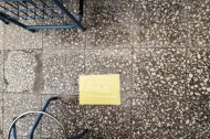 Baldosas rotas en una de las aulas del CEIP Lope de Vega.