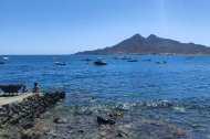 Imagen del muelle de la Isleta del Moro con Los Frailes al fondo.