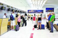 Viajeros en los mostradores del aeropuerto de Almería