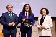José J. Céspedes, rector de la UAL, hace entrega de la Medalla de Oro de la UAL a 'Tomatito', junto a Isabel María Ortiz, secretaria general de la UAL.