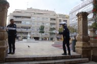 La Policía Local cerrando los parques infantiles.