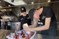 Cocineros de 'La Mala Burger' preparando las hamburguesas.