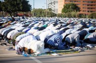 Los musulmanes celebran el final del mes del ayuno en Almería.