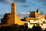 Vista del castillo y la Iglesia de la Anunciación de Serón.