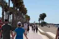 Playas con bañistas y el Paseo Marítimo lleno: el verano llega a Almería