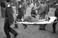 La Cruz Roja se lleva en camilla a Rojas del Estadio de la Falange. 1974.