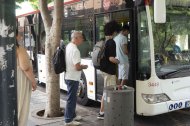 Usuarios accediendo a un autobús urbano de Surbus en Almería.